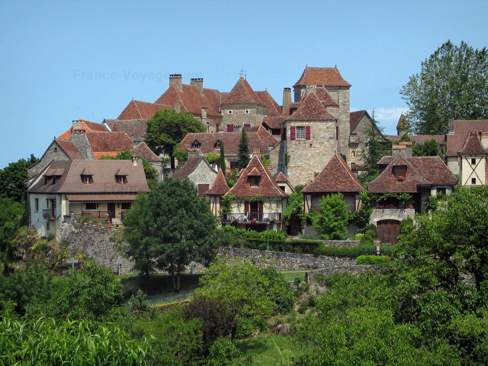 Guide du Lot - Loubressac - Maisons du village médiéval et arbres, en Quercy
