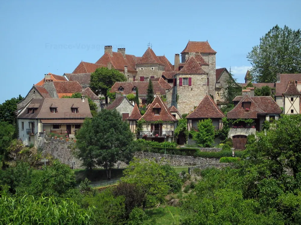 Guia do Lot - Loubressac - Casas da vila medieval e árvores, em Quercy