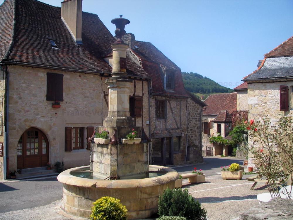 Guide du Lot - Autoire - Fontaine et maisons du village, en Quercy