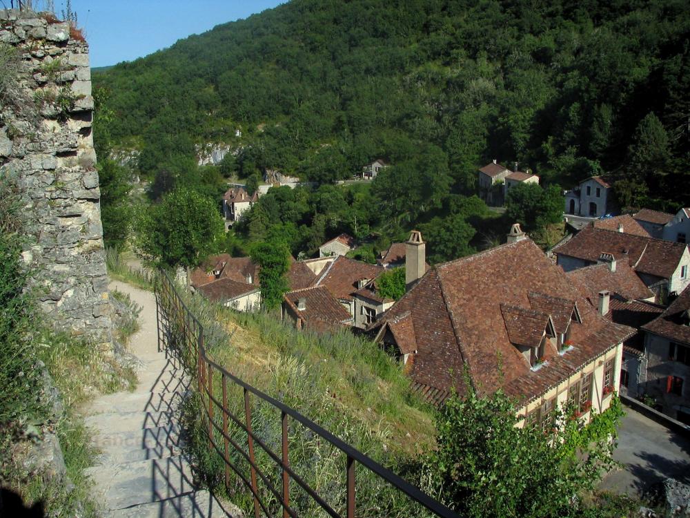 Guide du Lot - Saint-Cirq-Lapopie - Escalier du rocher de Lapopie avec vue sur les toits des maisons du village, dans la vallée du Lot, en Quercy