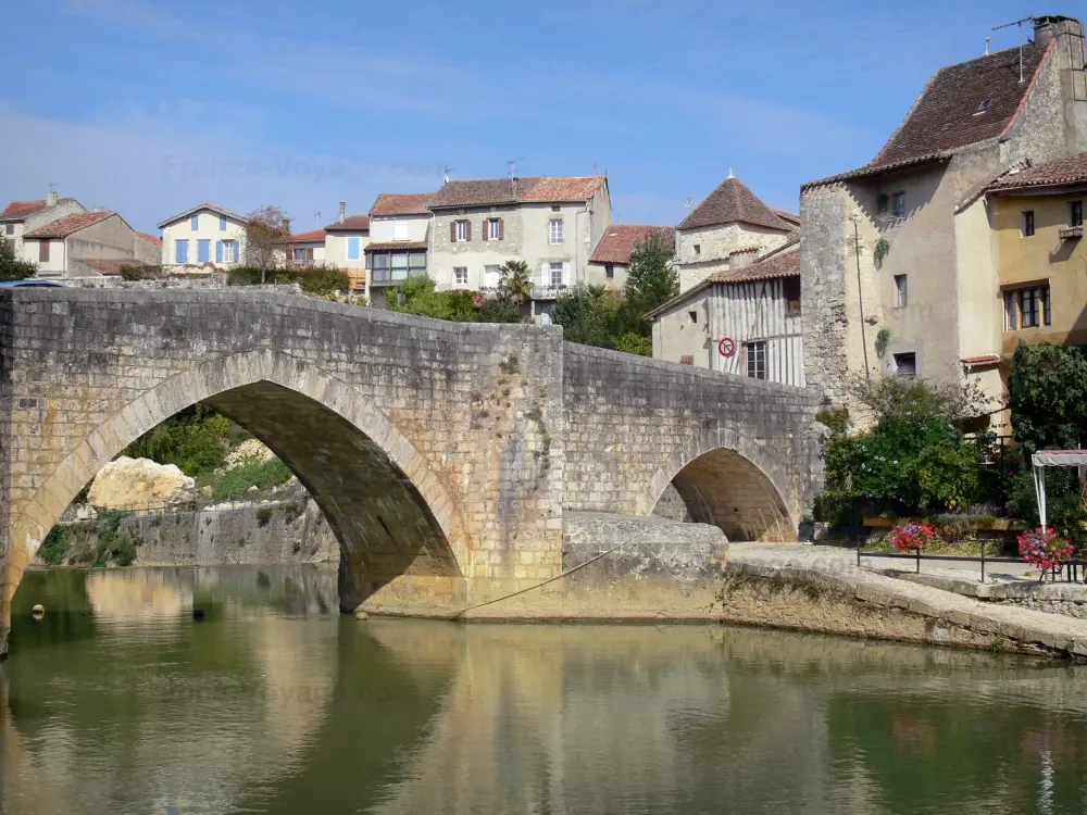 Gids van de Lot-et-Garonne - Nérac - Oude brug over de rivier de Baise en de gevels van huizen in de oude Nérac (middeleeuwse) in het Pays d'Albret
