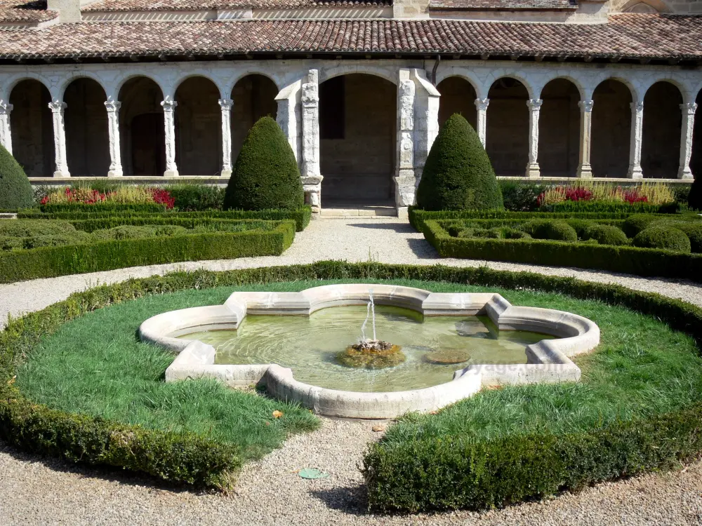 Gids van de Lot-et-Garonne - Marmande - Renaissance klooster van de Notre Dame en de Franse tuin compleet met een plas water
