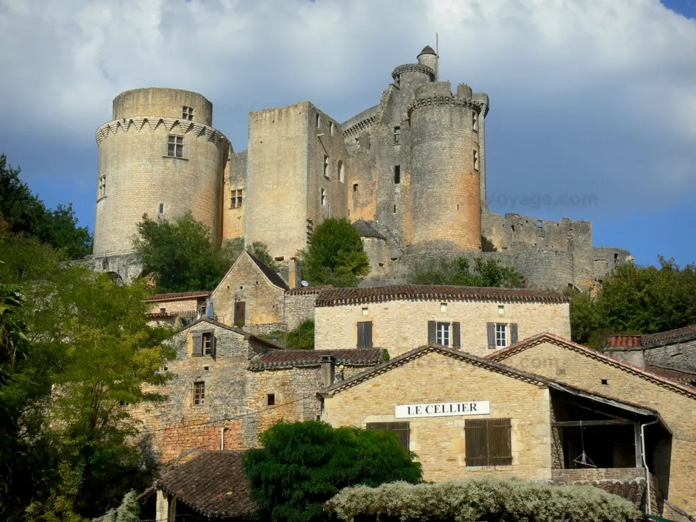 Gids van de Lot-et-Garonne - Kasteel van Bonaguil - Fortress (kasteel) met uitzicht op de huizen van het dorp Bonaguil