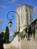 Loudon - Квадратная башня, фонарный столб, стены и деревья