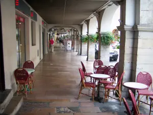 Louhans - Café terrace under the arches of the Grande-Rue high street