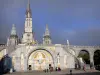 Lourdes - Domaine de la Grotte (heiligdommen, religieuze stad): portaal van de basiliek van Onze Lieve Vrouw van de Rozenkrans van de neo-Byzantijnse torens en de klokkentoren van de Basiliek van de Onbevlekte Ontvangenis (Bovenkerk) neogotische