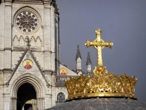 Lourdes - Domaine de la Grotte (heiligdommen, religieuze stad): koepel van de Basiliek van Onze Lieve Vrouw van de Rozenkrans met een kroon en een gouden kruis, Basiliek van de Onbevlekte Ontvangenis (Bovenkerk) in neogotische stijl op de achtergrond