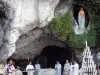 Lourdes - Domaine de la Grotte (sanctuaires, cité religieuse) : grotte de Massabielle (grotte miraculeuse) et sa niche ogivale abritant une statue de la Vierge (emplacement de l'apparition de la Vierge à Bernadette Soubirous)