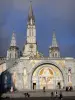 Lourdes - Domaine de la Grotte (sanctuaires, cité religieuse) : escaliers de l'esplanade du Rosaire, portail de la basilique Notre-Dame du Rosaire de style néo-byzantin ; tourelles et clocher de la basilique de l'Immaculée Conception (basilique supérieure) de style néogothique
