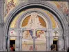 Lourdes - Domaine de la Grotte (sanctuaires, cité religieuse) : portail et tympan de la basilique Notre-Dame du Rosaire de style néo-byzantin