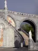 Lourdes - Domaine de la Grotte (sanctuaires, cité religieuse) : escaliers de la basilique Notre-Dame du Rosaire menant à la terrasse supérieure