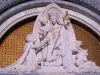 Lourdes - Domaine de la Grotte (heiligdommen, religieuze stad): gebeeldhouwde timpaan van het portaal van de basiliek van Onze Lieve Vrouw van de Rozenkrans