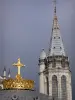 Lourdes - Domaine de la Grotte (sanctuaires, cité religieuse) : couronne et croix dorée de la coupole de la basilique Notre-Dame du Rosaire et tourelle de la basilique de l'Immaculée Conception (basilique supérieure)