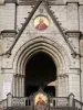 Lourdes - Domaine de la Grotte (sanctuaires, cité religieuse) : façade de la basilique de l'Immaculée Conception (basilique supérieure) de style néogothique avec le médaillon en mosaïque représentant Pie X (en bas) et le médaillon représentant Pie IX (en haut)