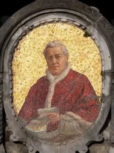 Lourdes - Domaine de la Grotte (heiligdommen, religieuze stad): medaillon mozaïek van Pius X, op de gevel van de Basiliek van de Onbevlekte Ontvangenis (Bovenkerk)