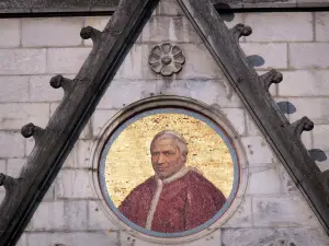 Lourdes - Domaine de la Grotte (heiligdommen, religieuze stad): medaillon mozaïek van Pius IX, op de gevel van de Basiliek van de Onbevlekte Ontvangenis (Bovenkerk)