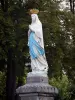 Lourdes - Domaine de la Grotte (heiligdommen, religieuze stad) beeld van de Maagd gekroond bij de ingang van de Rozenkrans Plein