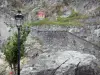 Lourdes - Lantaarnpaal op de voorgrond, Lourdes kuif en klim naar het kasteel
