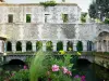Louviers - Cloître de l'ancien couvent des Pénitents (cloître des Pénitents) sur un bras de la rivière Eure ; fleurs en premier plan