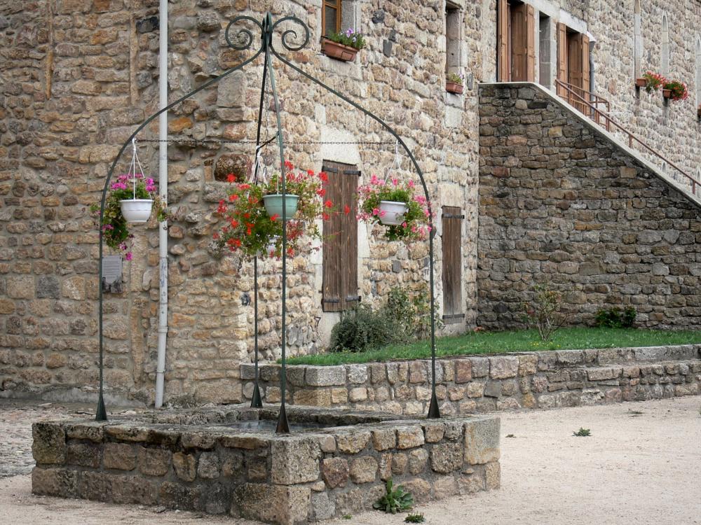 Guide de la Lozère - Le Malzieu-Ville - Puits fleuri et façade de pierres