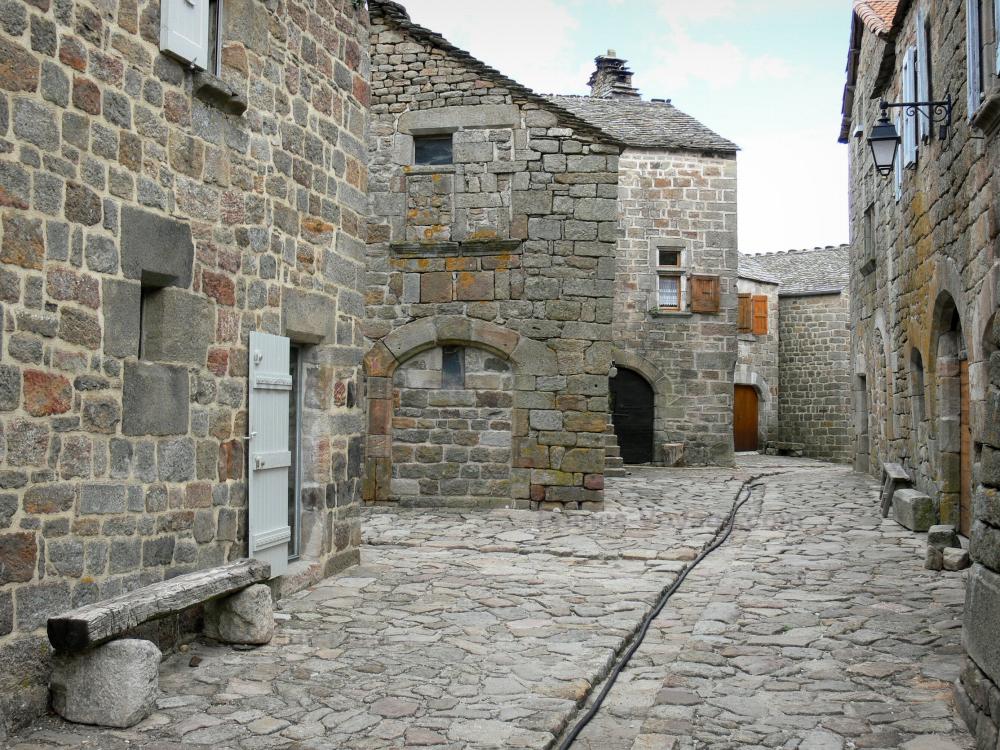 Guide de la Lozère - La Garde-Guérin - Sol pavé et maisons en pierre du village médiéval