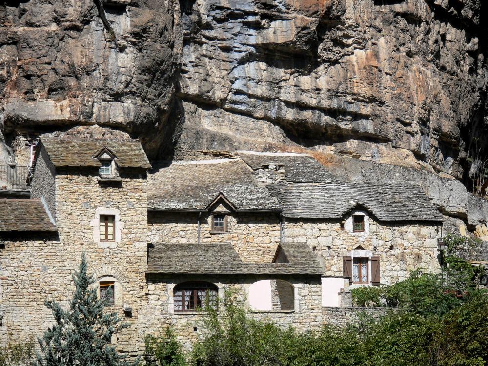 Guide de la Lozère - La Malène - Maisons en pierre et rocher de la Barre ; au coeur des gorges du Tarn, dans le Parc National des Cévennes
