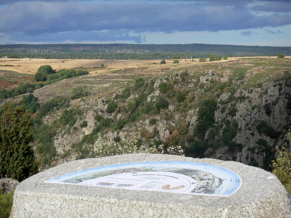 Guide de la Lozère - Gorges du Chassezac - Table d'orientation du belvédère du Chassezac et son panorama sur les gorges granitiques ; dans le Parc National des Cévennes
