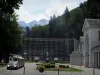 Luchon - Thermes (bâtiments thermaux), petit train touristique, arbres et montagnes des Pyrénées