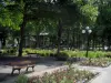 Luchon - Bancs, parterres de fleurs et arbres du parc, kiosque en arrière-plan