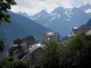 Luchon - Maisons avec vue sur les montagnes des Pyrénées