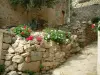Lumio - Paredes de pedra de uma casa com flores