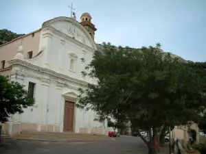 Lumio - Chiesa barocca e la piazza del paese (in Balagne)
