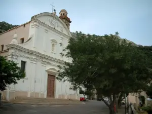 Lumio - Barokke kerk en het dorpsplein (in Balagne)