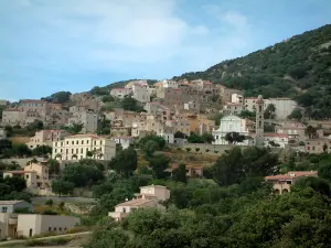 Lumio - Case e chiesa del villaggio (in Balagne)