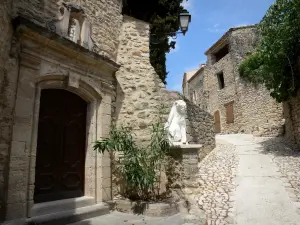 Lurs - Narrow street, statue and stone houses of the village