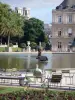 Luxembourg garden - Relaxing by the central pool