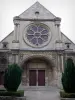Luzarches - Campanário e abside da igreja de Saint-Côme e Saint-Damien, e cemitério; no Parque Natural Regional Oise-Pays de France