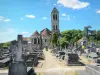 Luzarches - 圣科莫和圣达米恩教堂的钟楼和床边，以及墓地