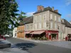 Luzy - Gevels van huizen in de stad, in de Morvan Regionaal Natuurpark