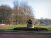 Lyon - Parc de la Tete d'Or: gazon standbeeld, paden, bomen en meer