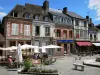 Lyons-la-Forêt - Cafetería con terraza y fachadas de las casas en el pueblo