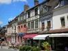 Lyons-la-Fôret - Häuserfassaden, Strassencafé und Geschäfte des Dorfes