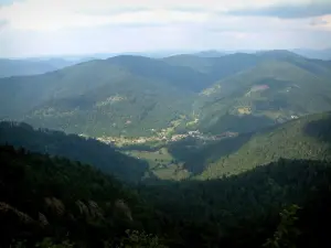 Macizo de los Vosgos - Pueblo rodeado de montañas boscosas (Parc Naturel Régional des Ballons des Vosges)