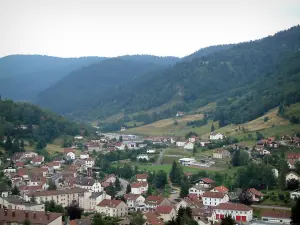 Macizo de los Vosgos - Casas en una aldea y las colinas boscosas (Parque Natural Regional de Ballons des Vosges)