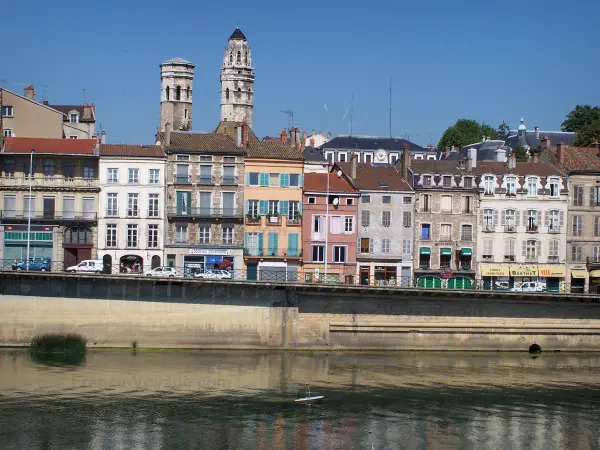 Mâcon - Torri ottagonali di Old St. Vincent (old Saint-Vincent), case che costeggiano il molo e il fiume Saone