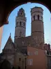 Mâcon - Narthex en achthoekige torens van het oude St. Vincent (ex-Kathedraal van St. Vincent) en de kleurrijke gevel van een huis