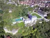 Mailly-le-Château - Luchtfoto van het Château de Mailly en het dorp van bovenaf