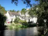 Mailly-le-Château - Huizen van de benedenstad langs de rivier de Yonne