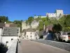 Mailly-le-Château - Yonne上的桥梁，可以看到悬崖上的Mailly城堡和bas村的房子