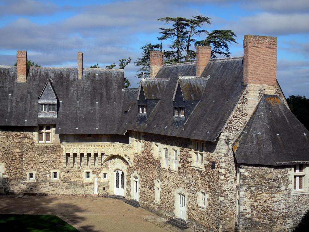 Guide du Maine-et-Loire - Château du Plessis-Macé - Logis seigneurial avec son balcon sculpté (galerie), nuages dans le ciel